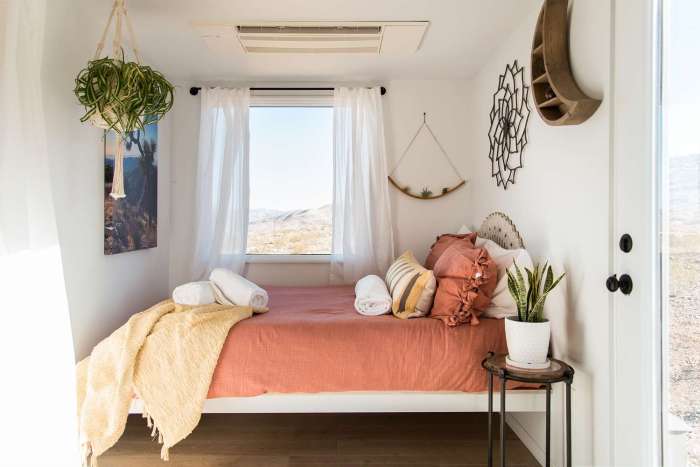 How do you decorate a small guest room